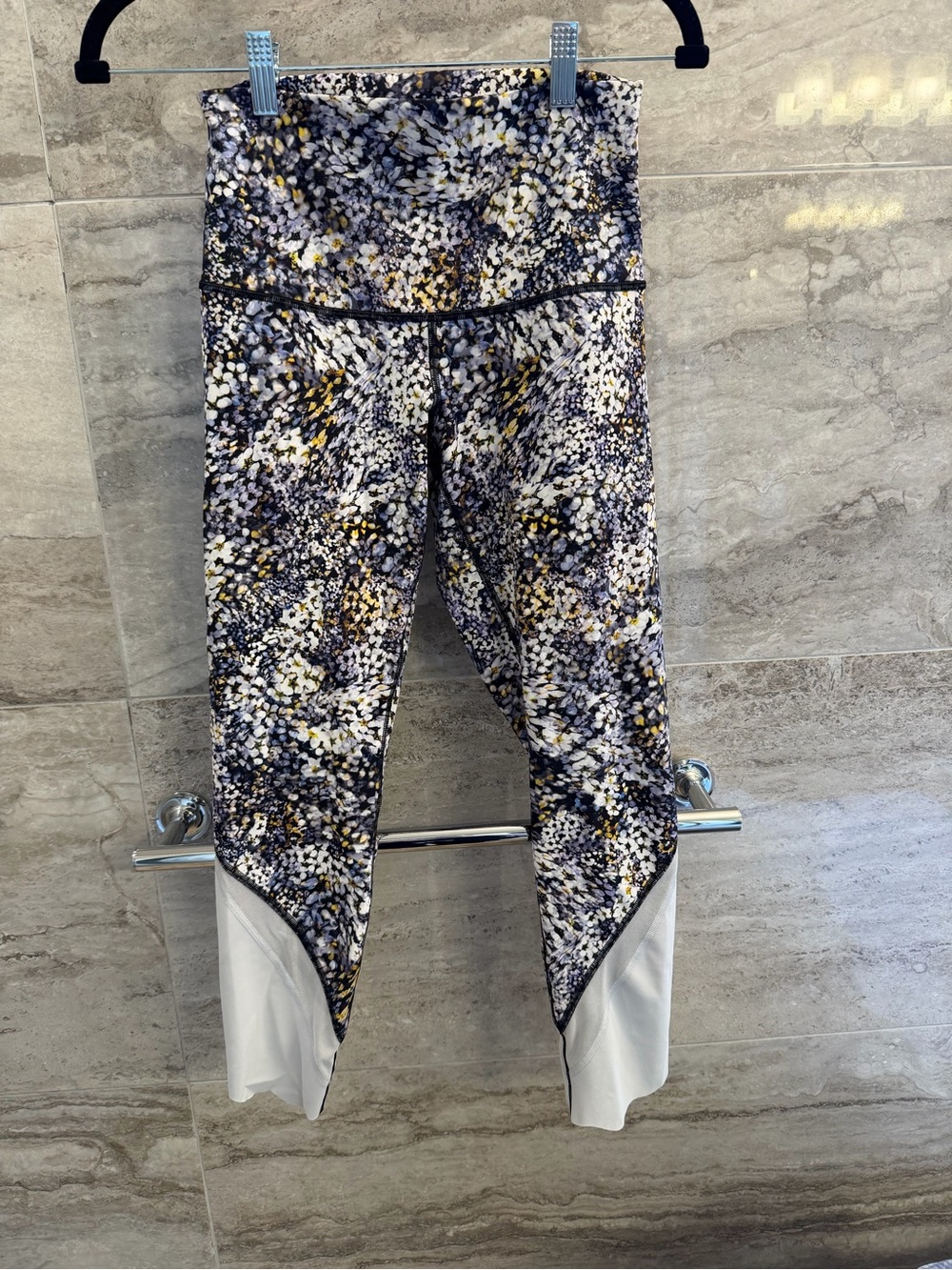 High-Rise Floral Print Performance Capri Pants - White & Navy